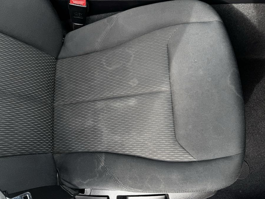 Polster vor der Reinigung – verschmutzt und fleckig